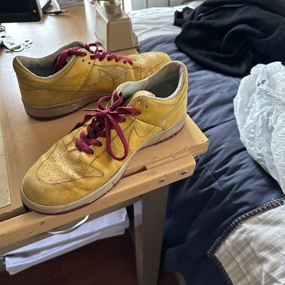 Yellow Nike sneakers - Picture 2 of 3